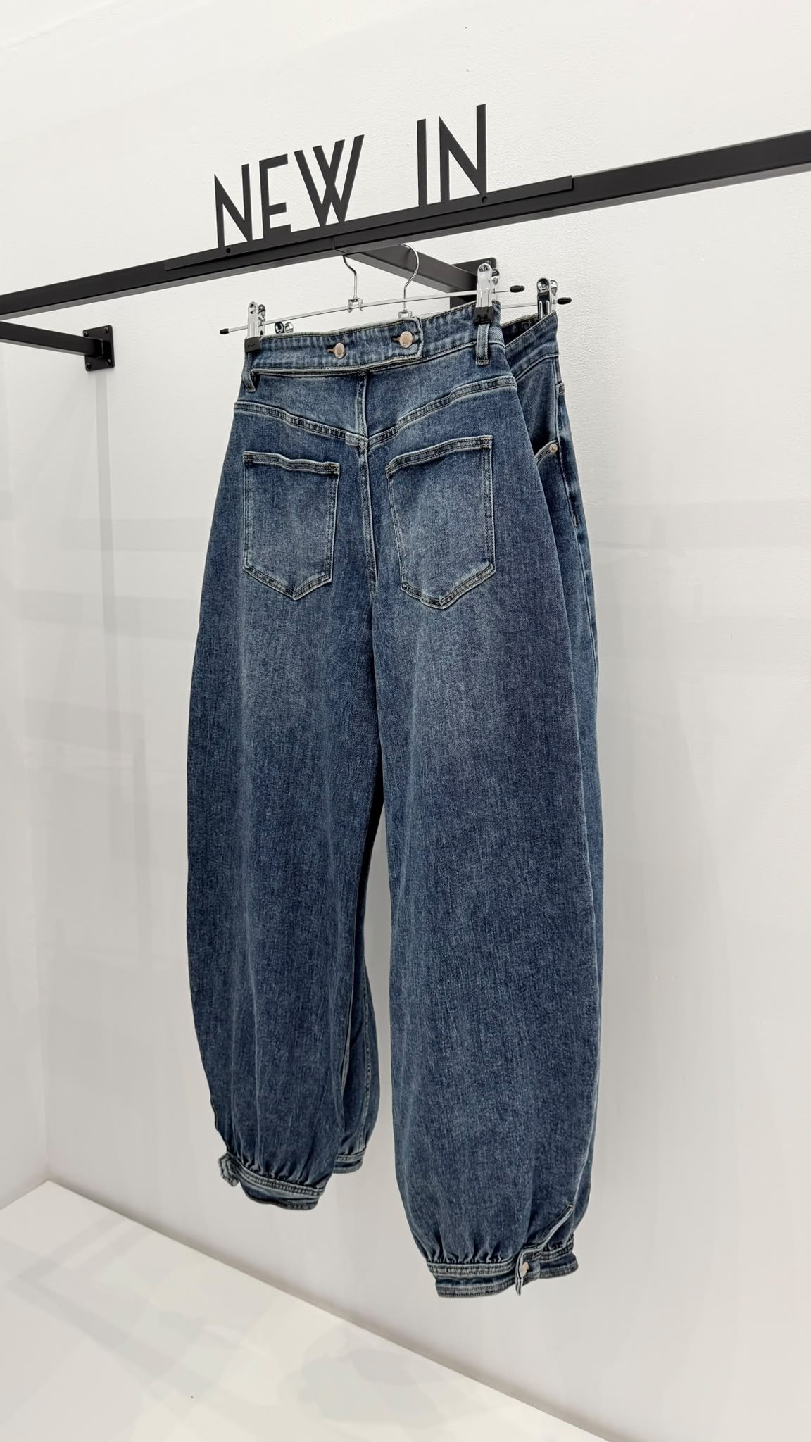 Jeans balloon de tiro alto con trabilla en la parte de atrá