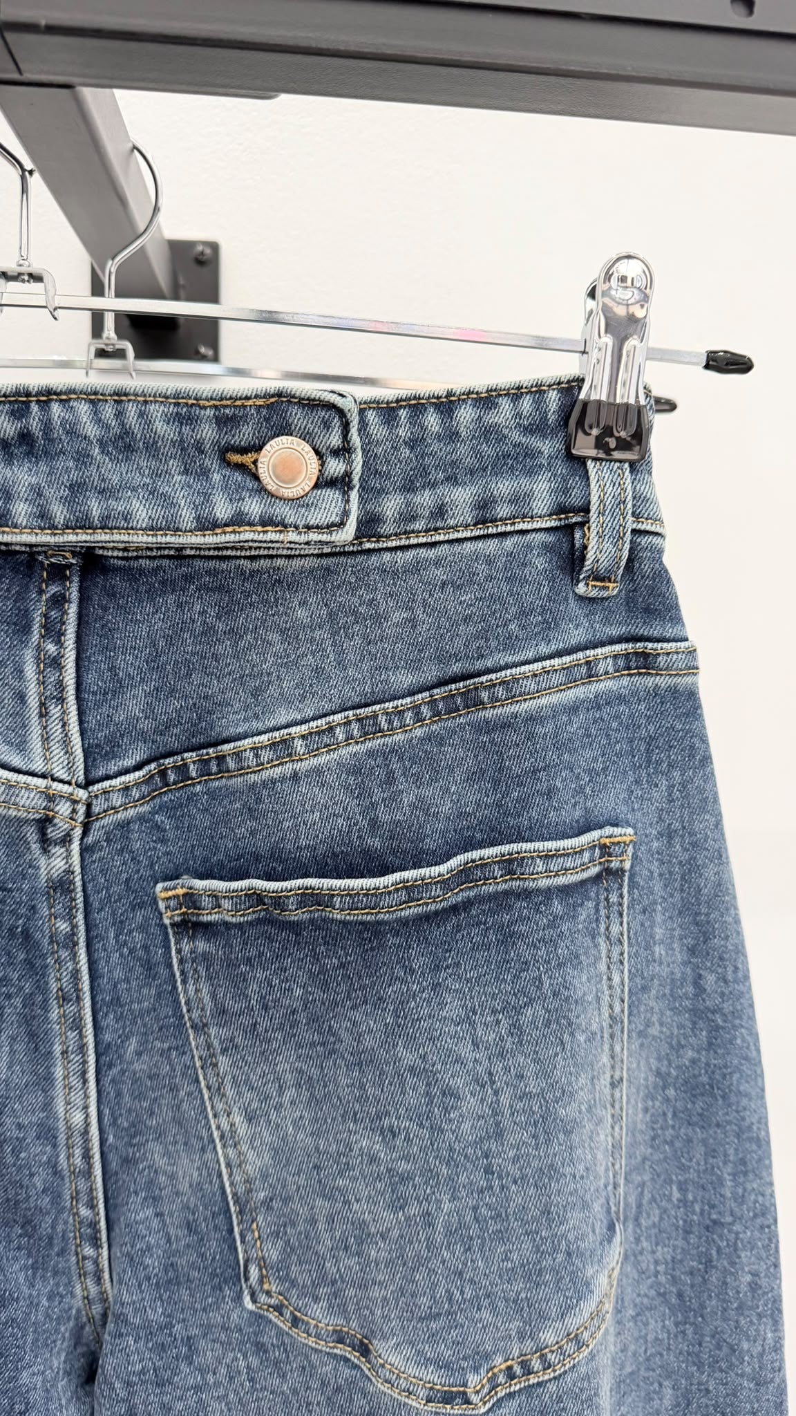 Jeans balloon de tiro alto con trabilla en la parte de atrá