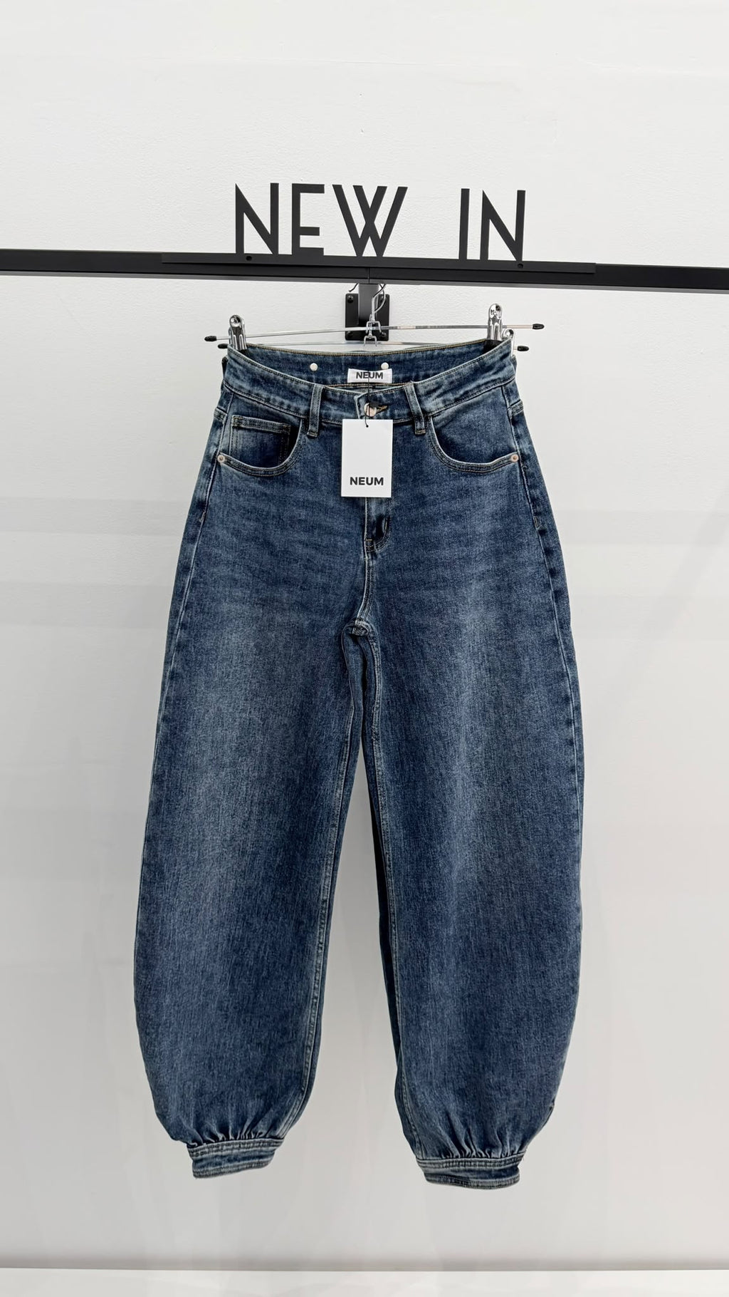 Jeans balloon de tiro alto con trabilla en la parte de atrá