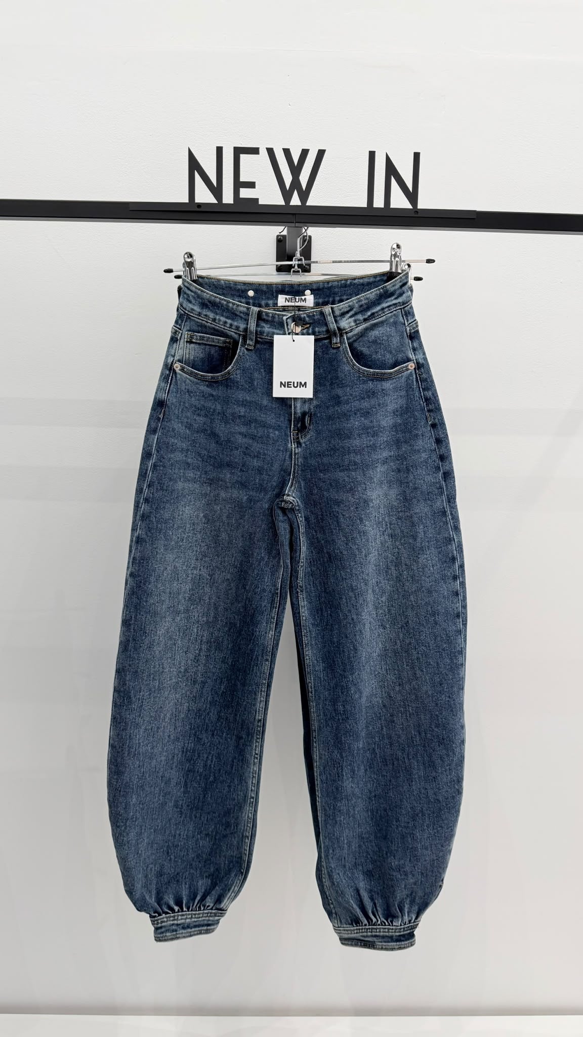 Jeans balloon de tiro alto con trabilla en la parte de atrá