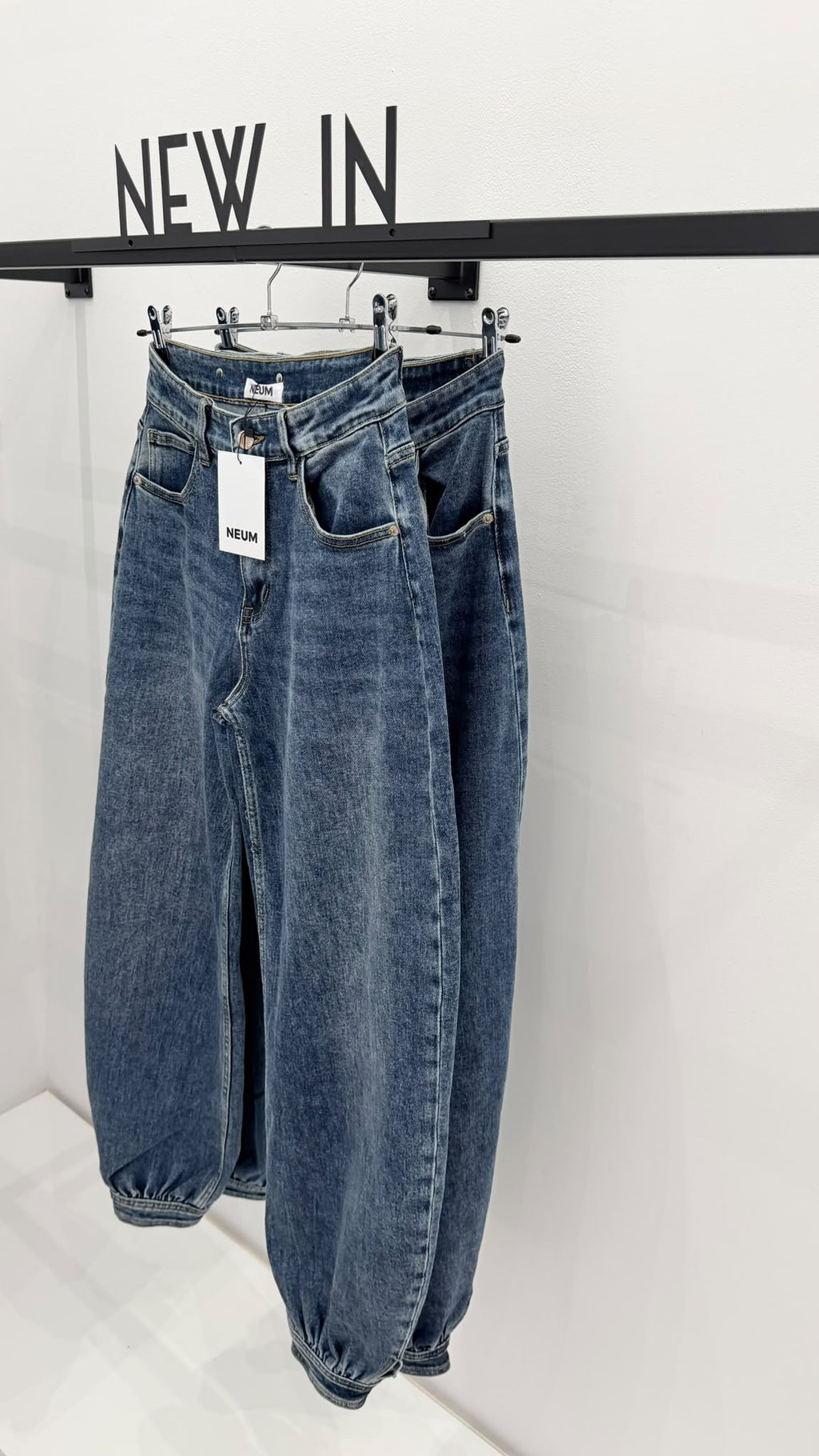Jeans balloon de tiro alto con trabilla en la parte de atrá