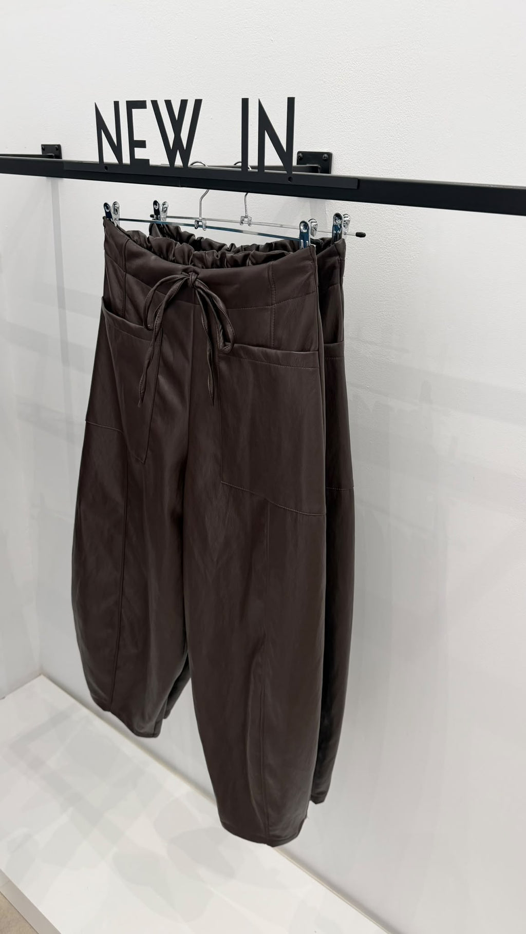 Pantalón polipiel chocolate bolsillos