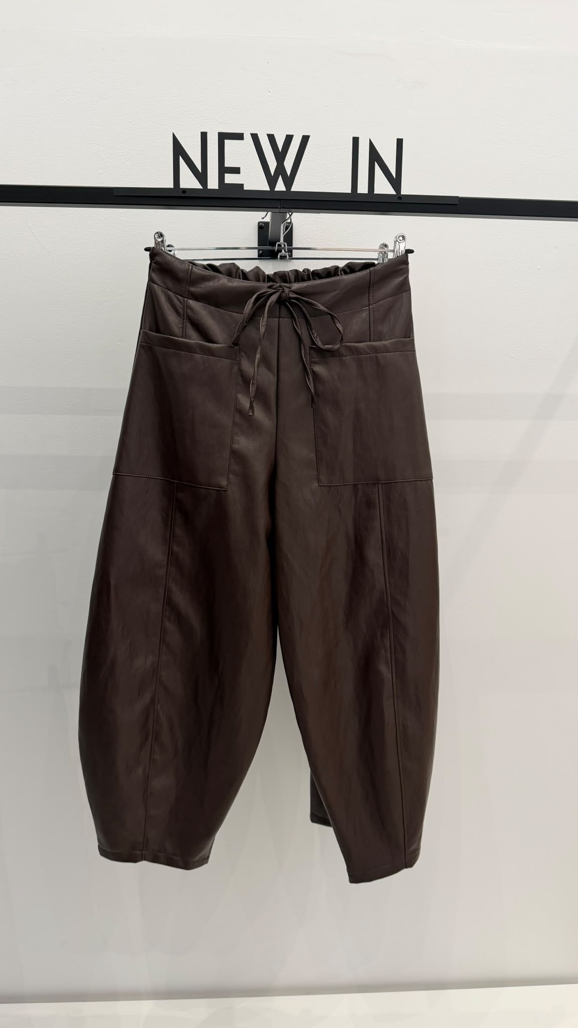 Pantalón polipiel chocolate bolsillos