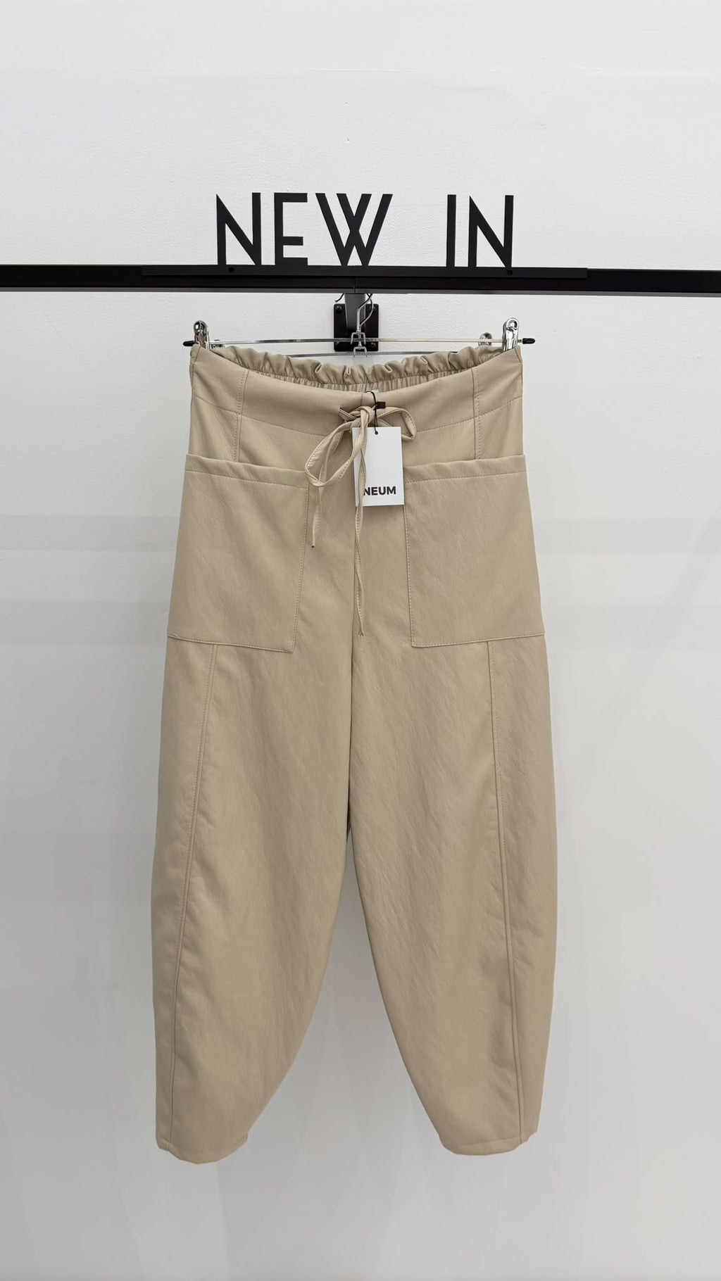 Pantalón polipiel taupe bolsillos