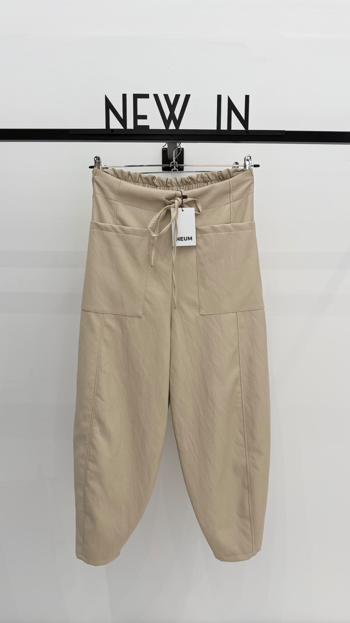 Pantalón polipiel taupe bolsillos