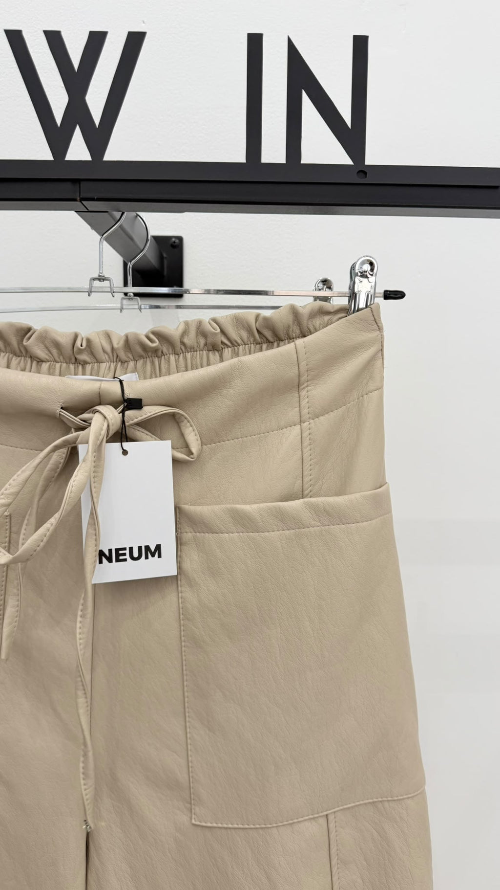 Pantalón polipiel taupe bolsillos