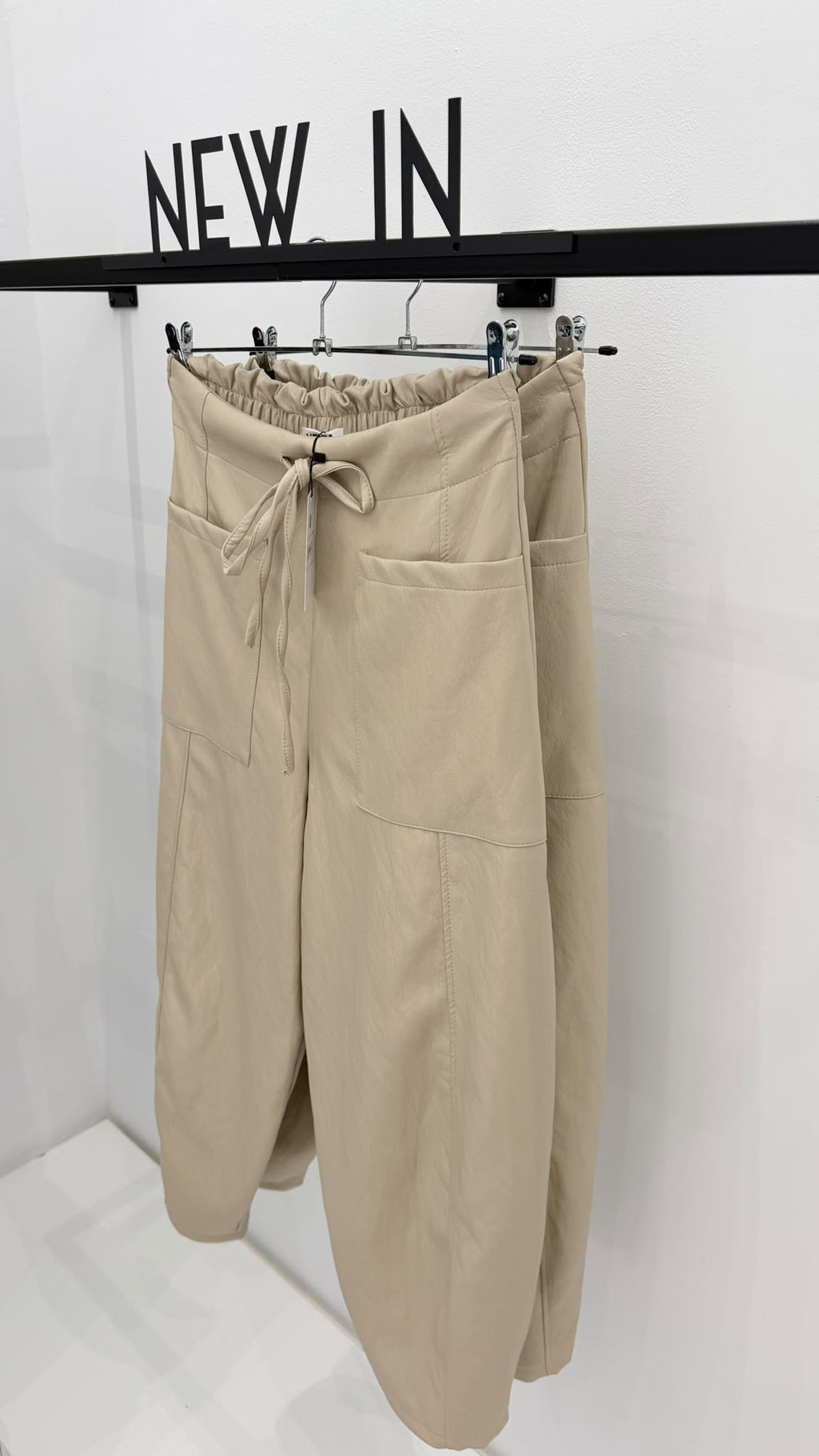 Pantalón polipiel taupe bolsillos
