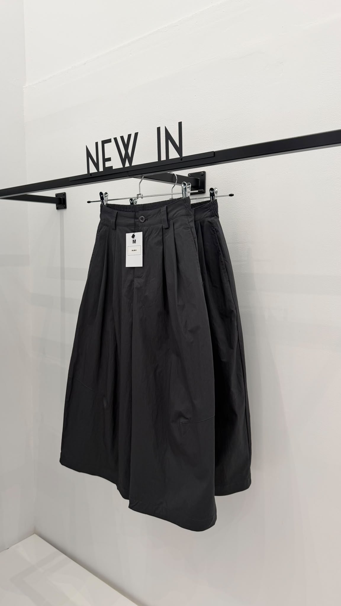 Pantalón bermuda larga gris