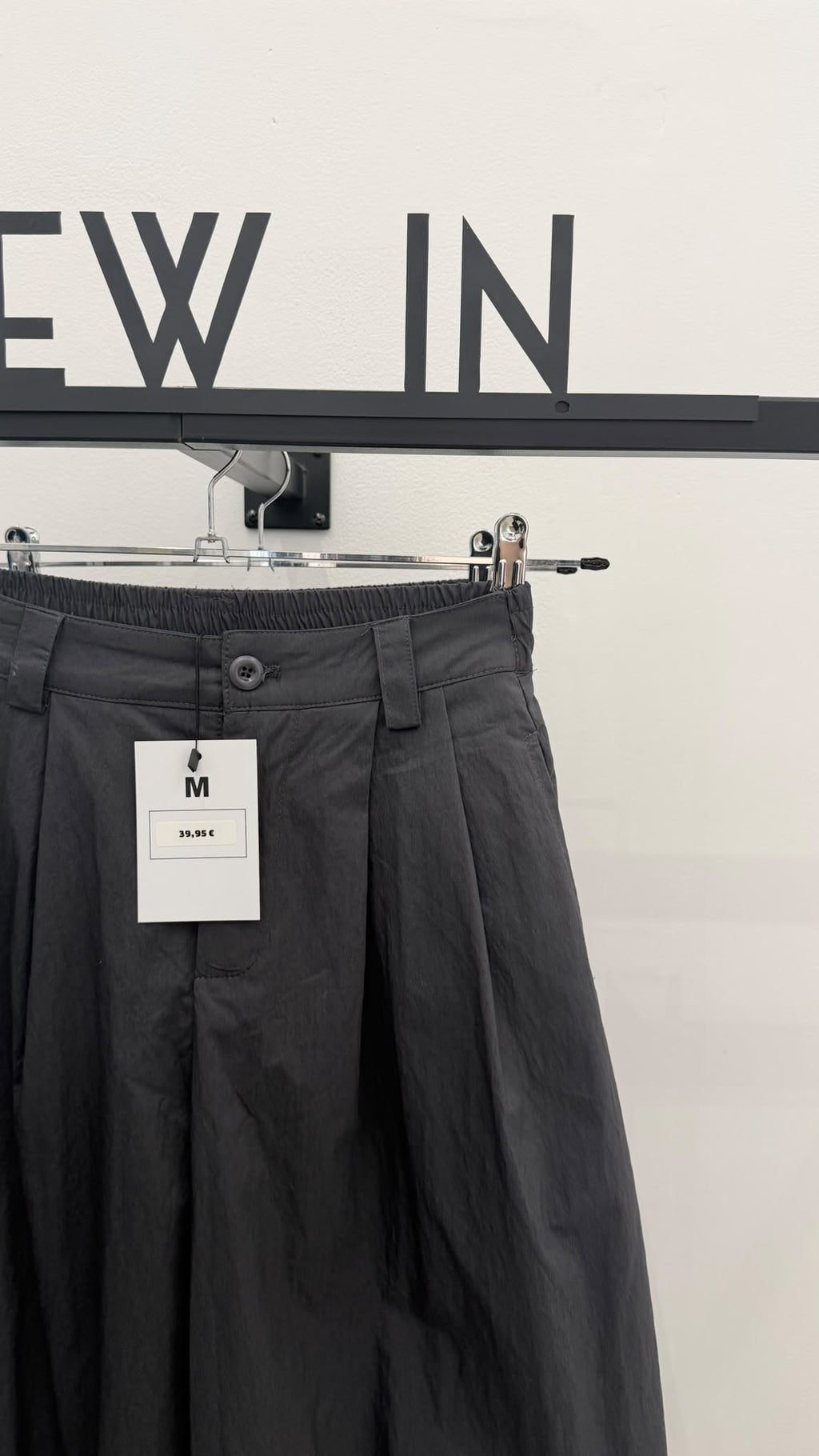 Pantalón bermuda larga gris