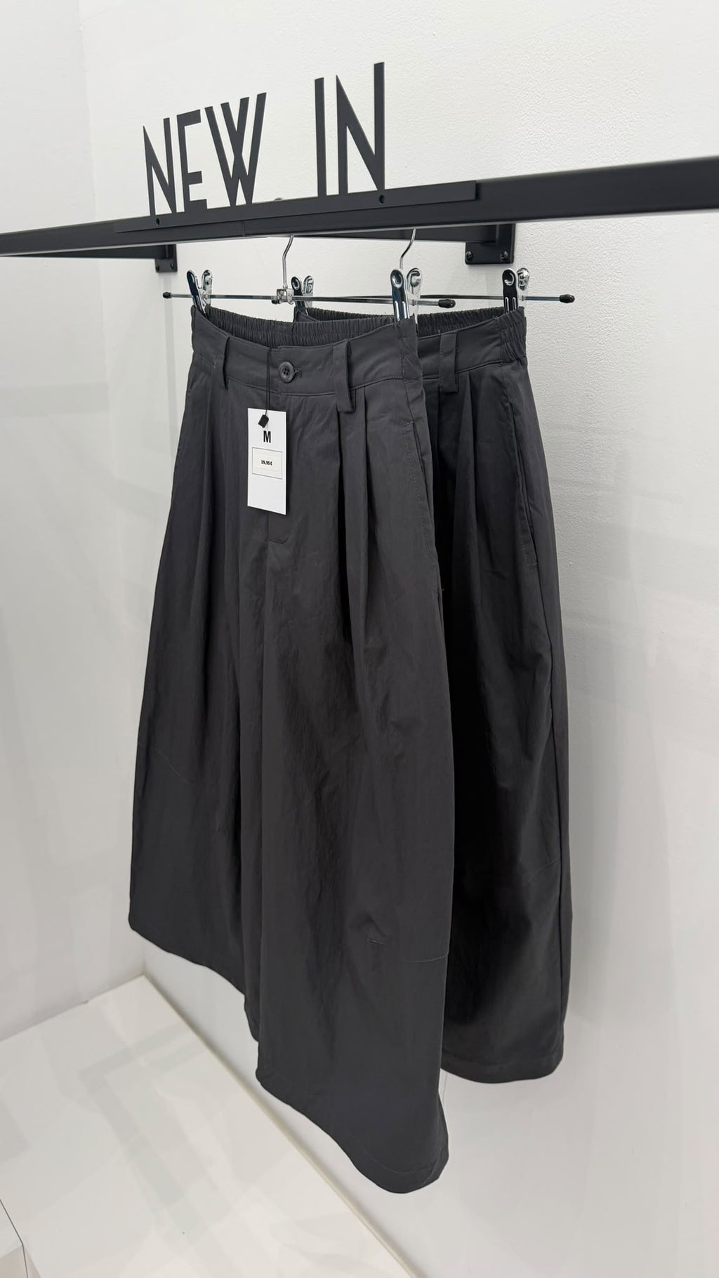 Pantalón bermuda larga gris