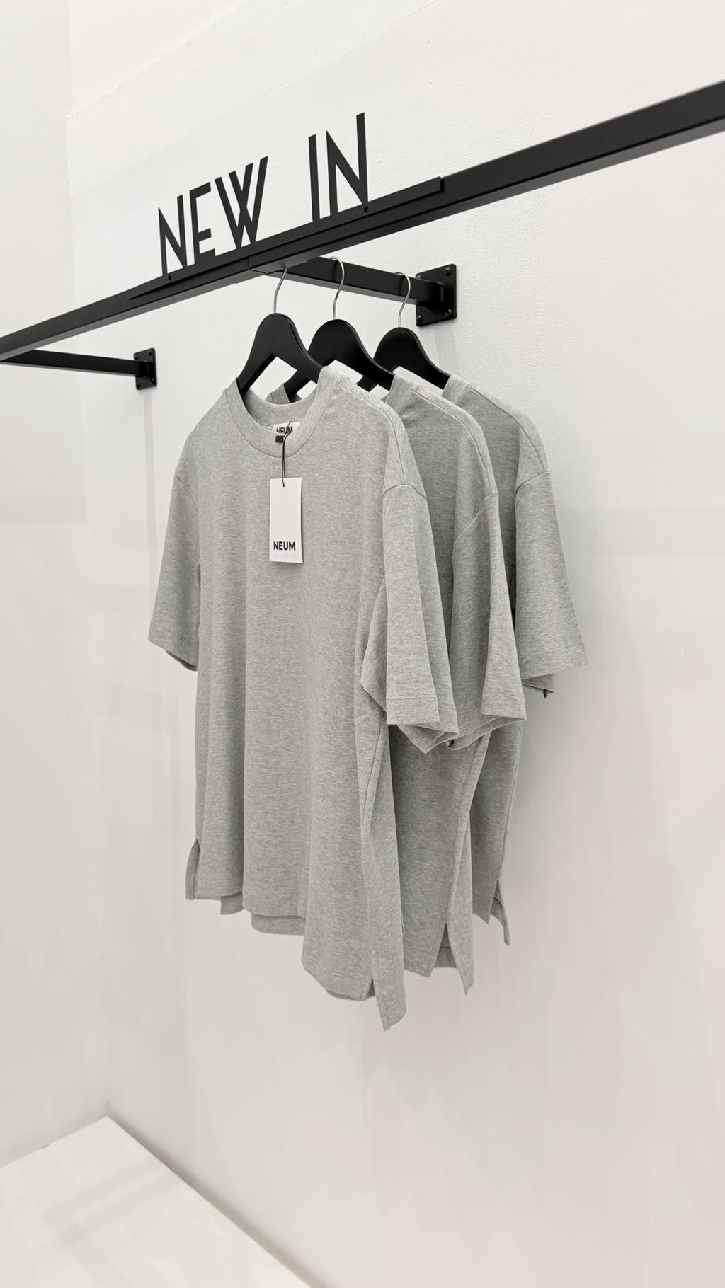 Camiseta básica abertura lateral gris