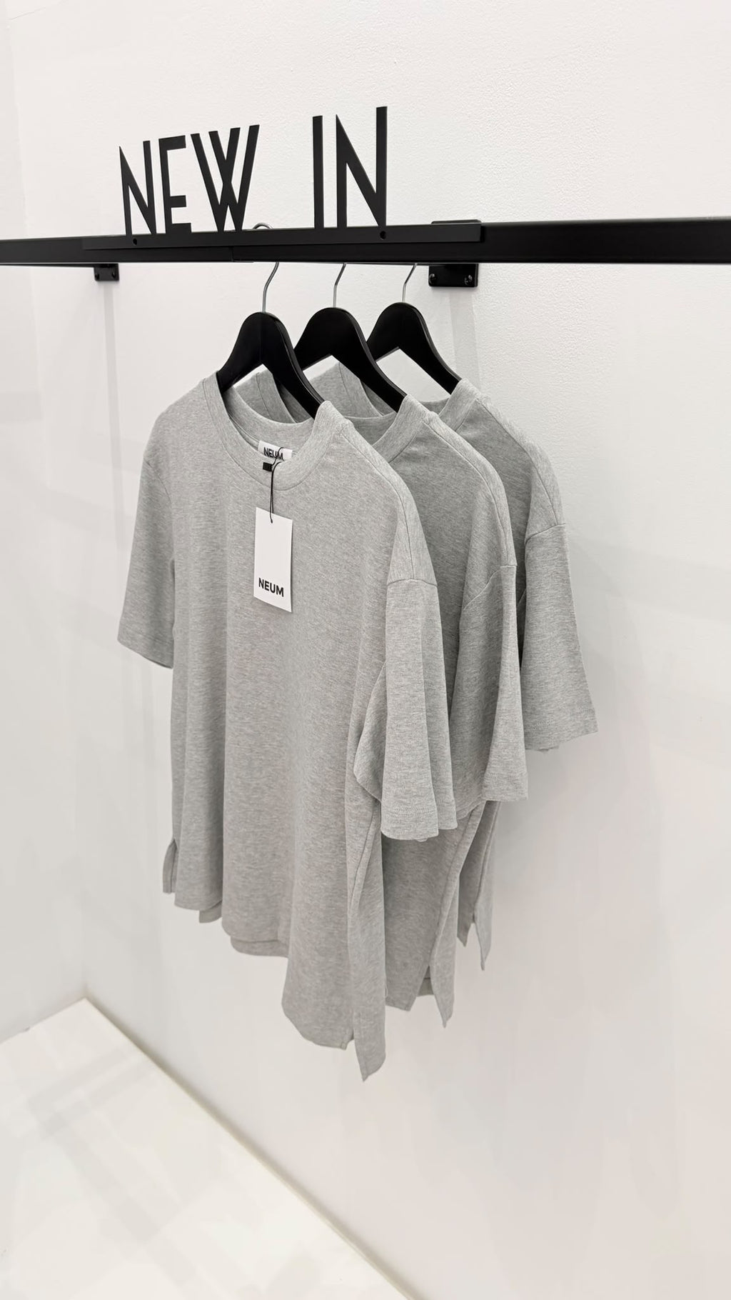 Camiseta básica abertura lateral gris
