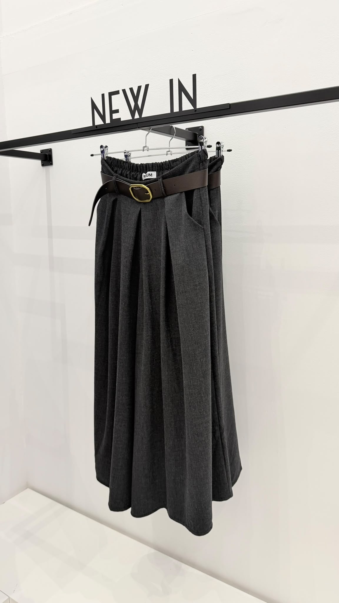 Pantalón pata ancha con cinturón gris