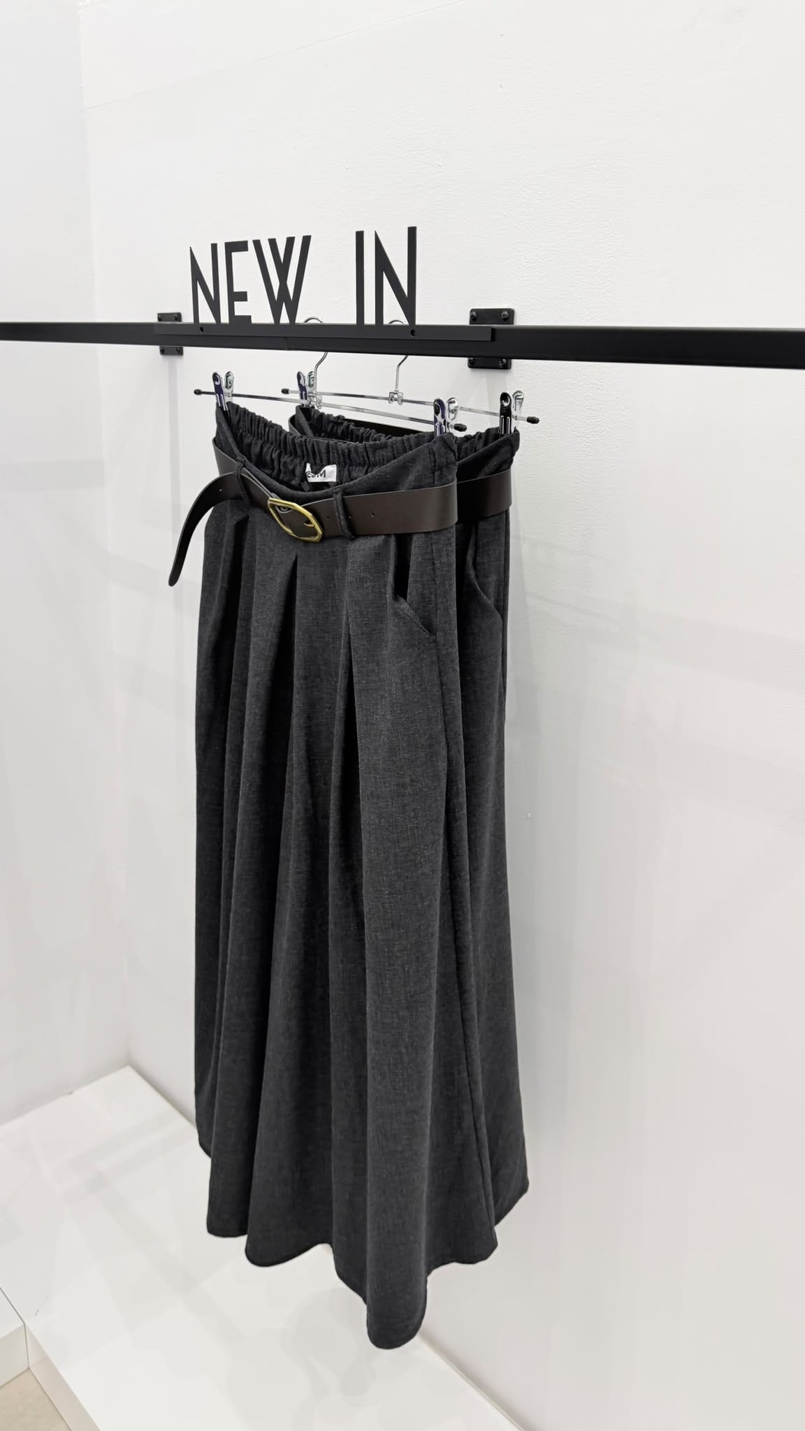 Pantalón pata ancha con cinturón gris