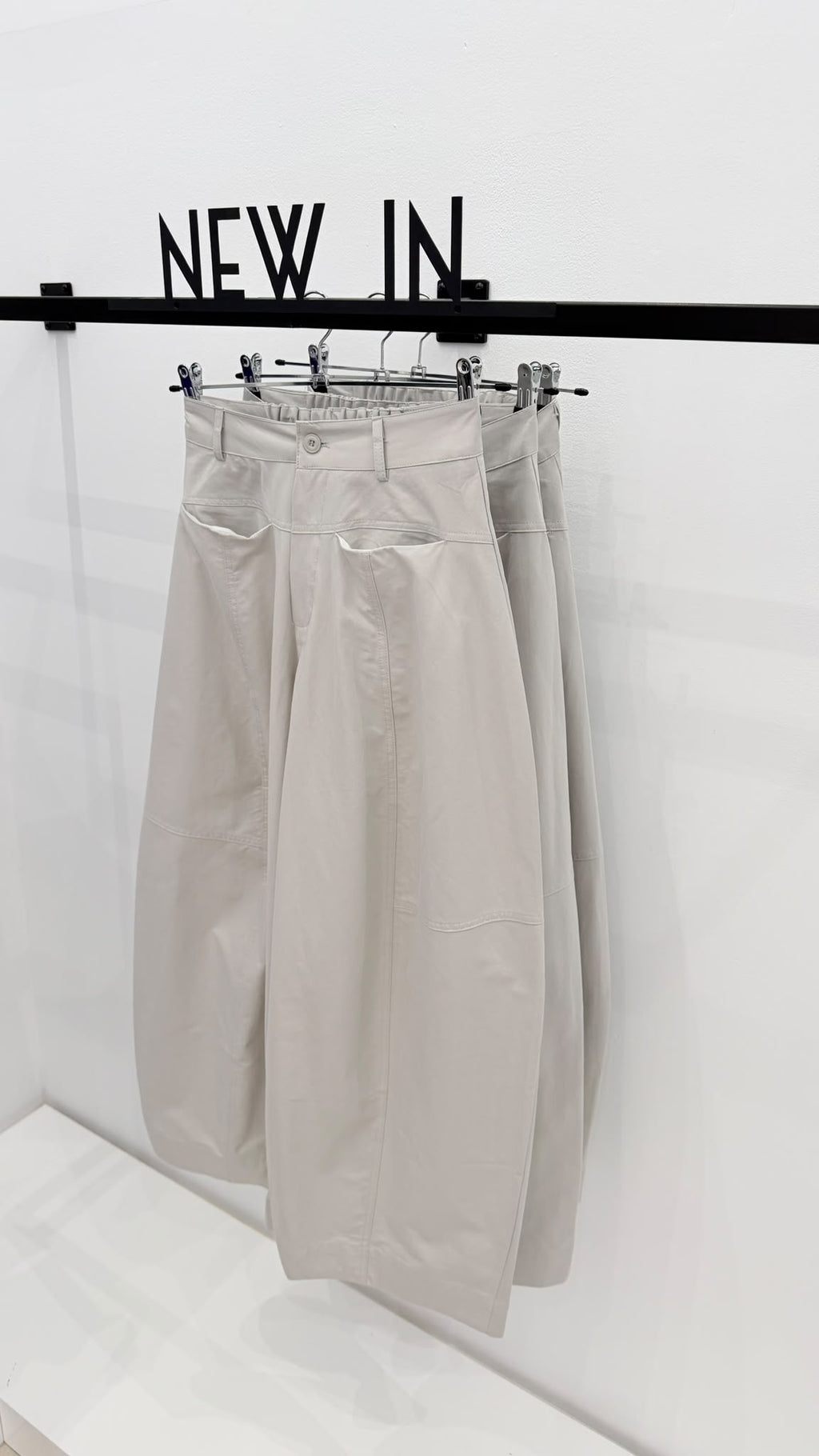 Pantalón barrel cropped gris