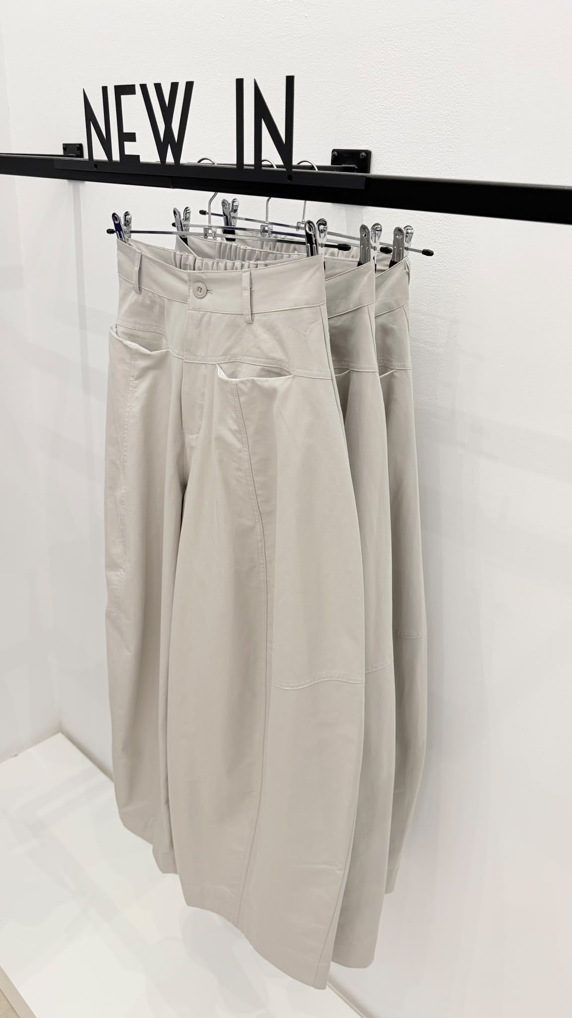 Pantalón barrel cropped gris