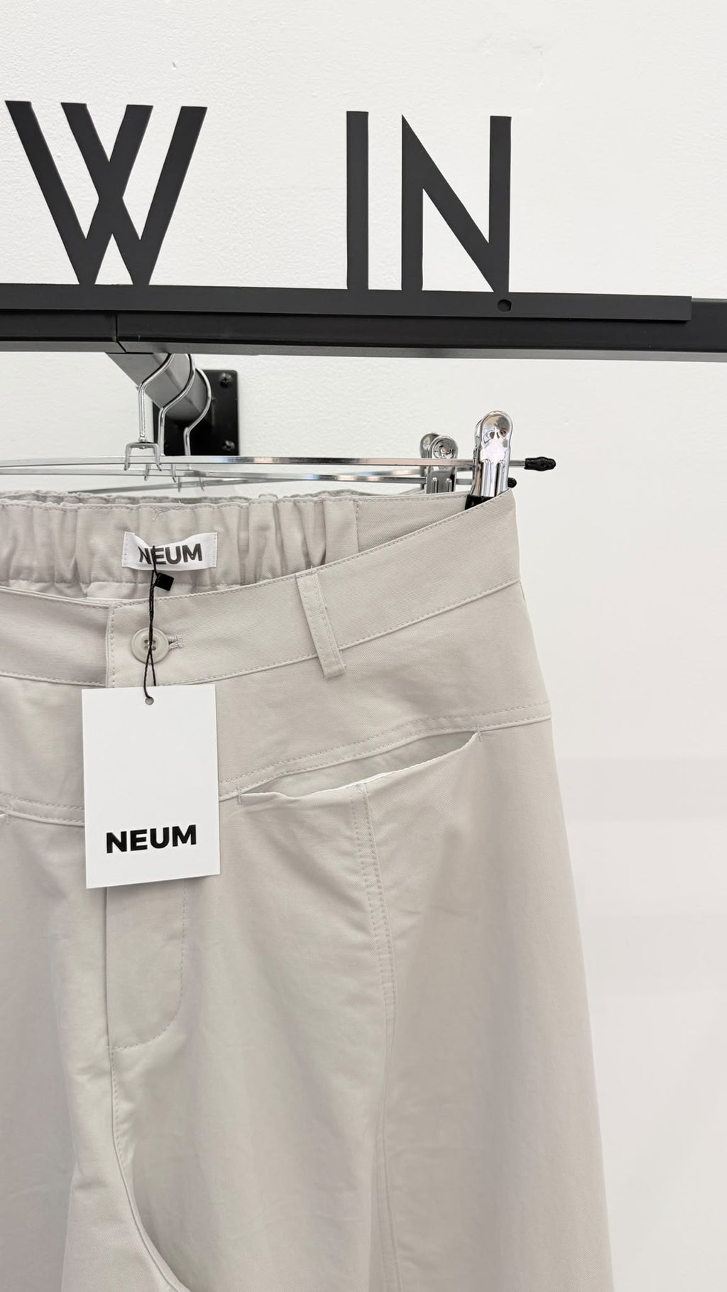 Pantalón barrel cropped gris