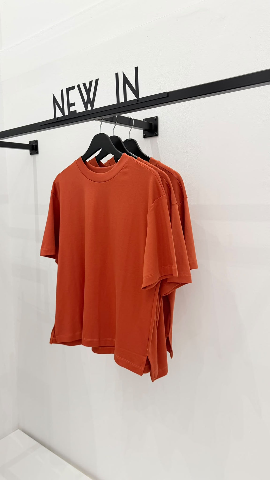 Camiseta básica abertura lateral teja