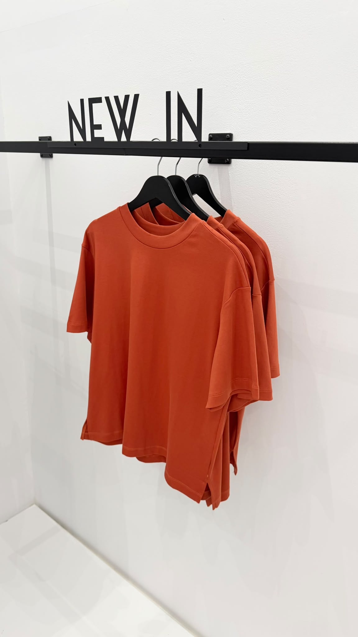 Camiseta básica abertura lateral teja