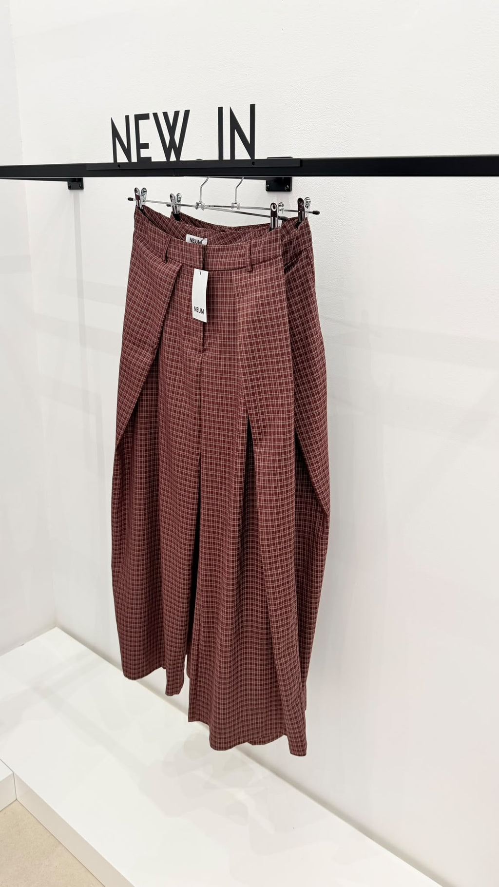Pantalón pinza cuadro burdeos