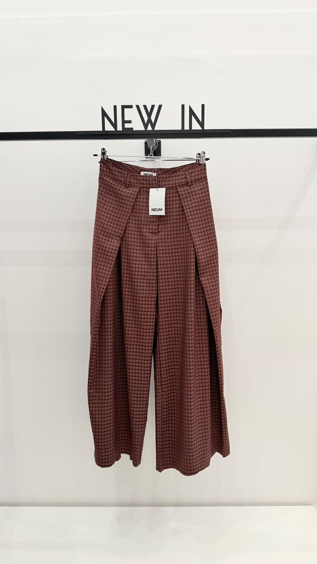 Pantalón pinza cuadro burdeos