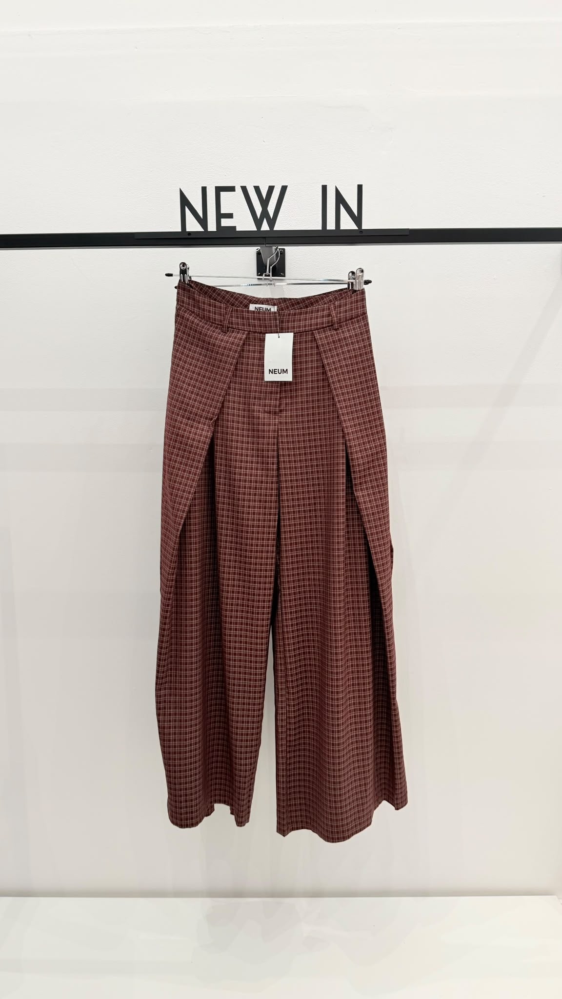 Pantalón pinza cuadro burdeos