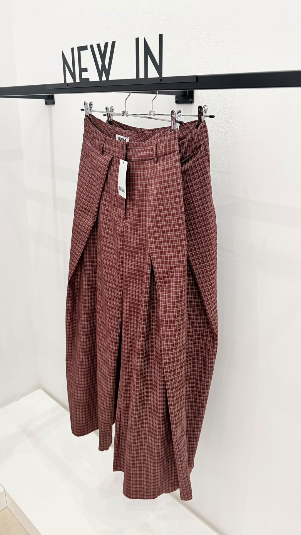 Pantalón pinza cuadro burdeos
