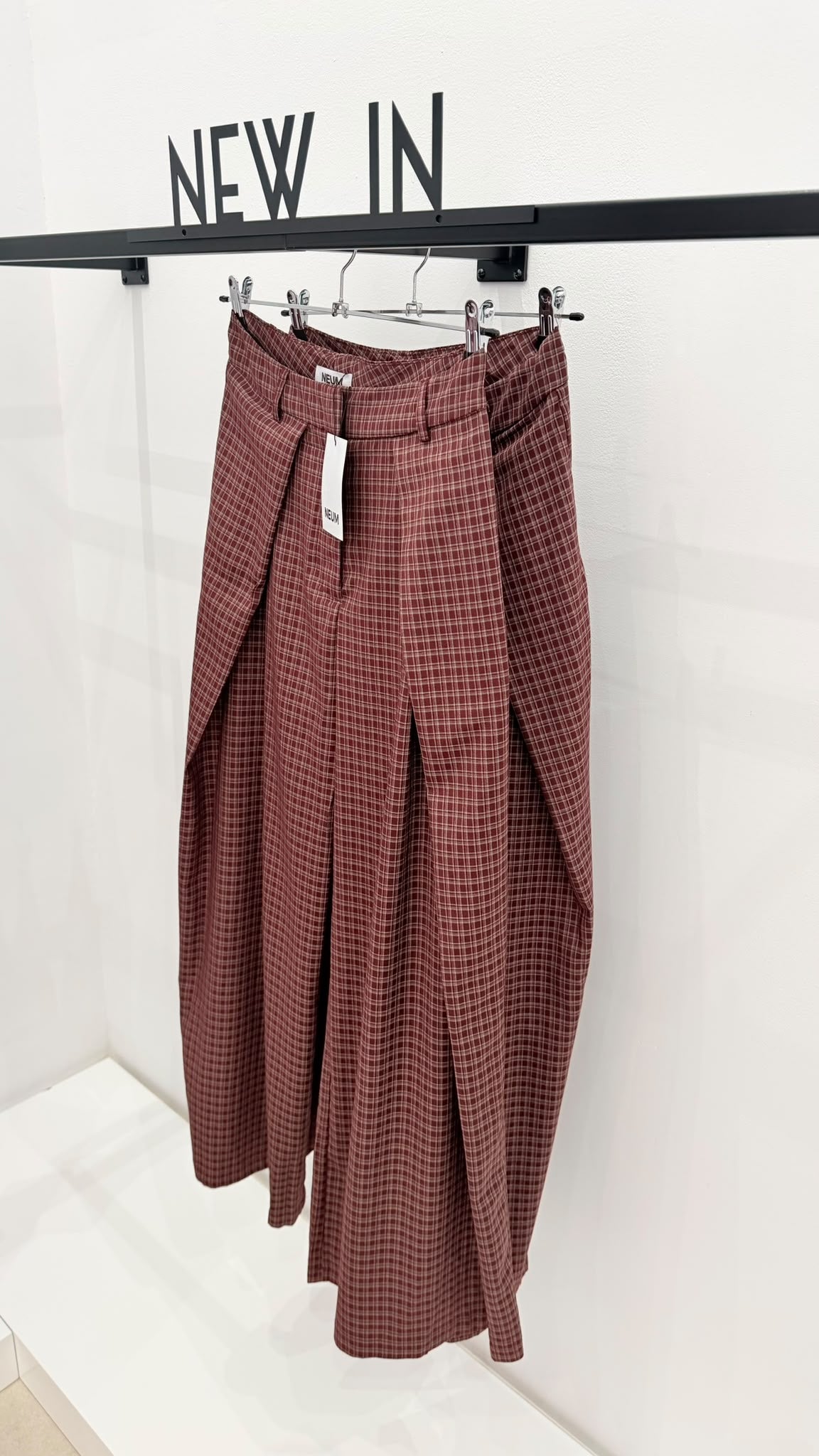 Pantalón pinza cuadro burdeos