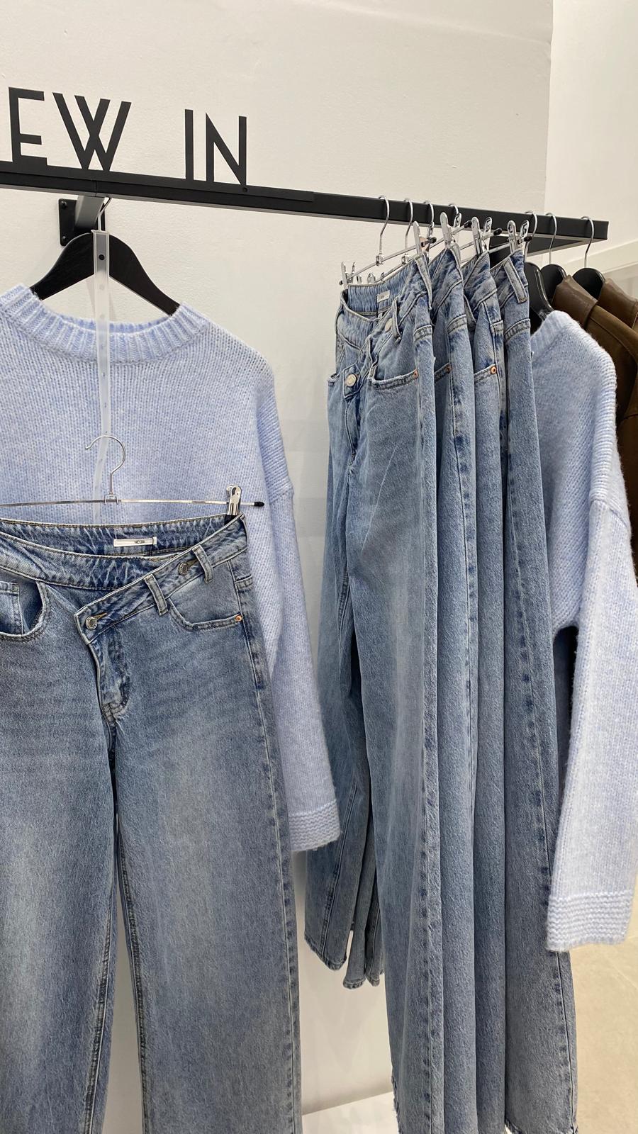 Jeans straight tiro alto cintura cruzada