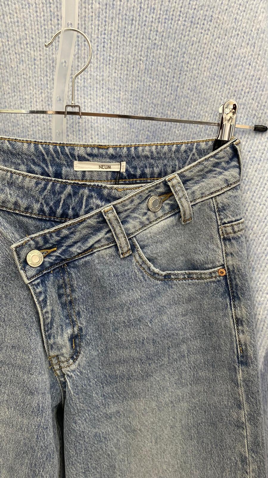 Jeans straight tiro alto cintura cruzada