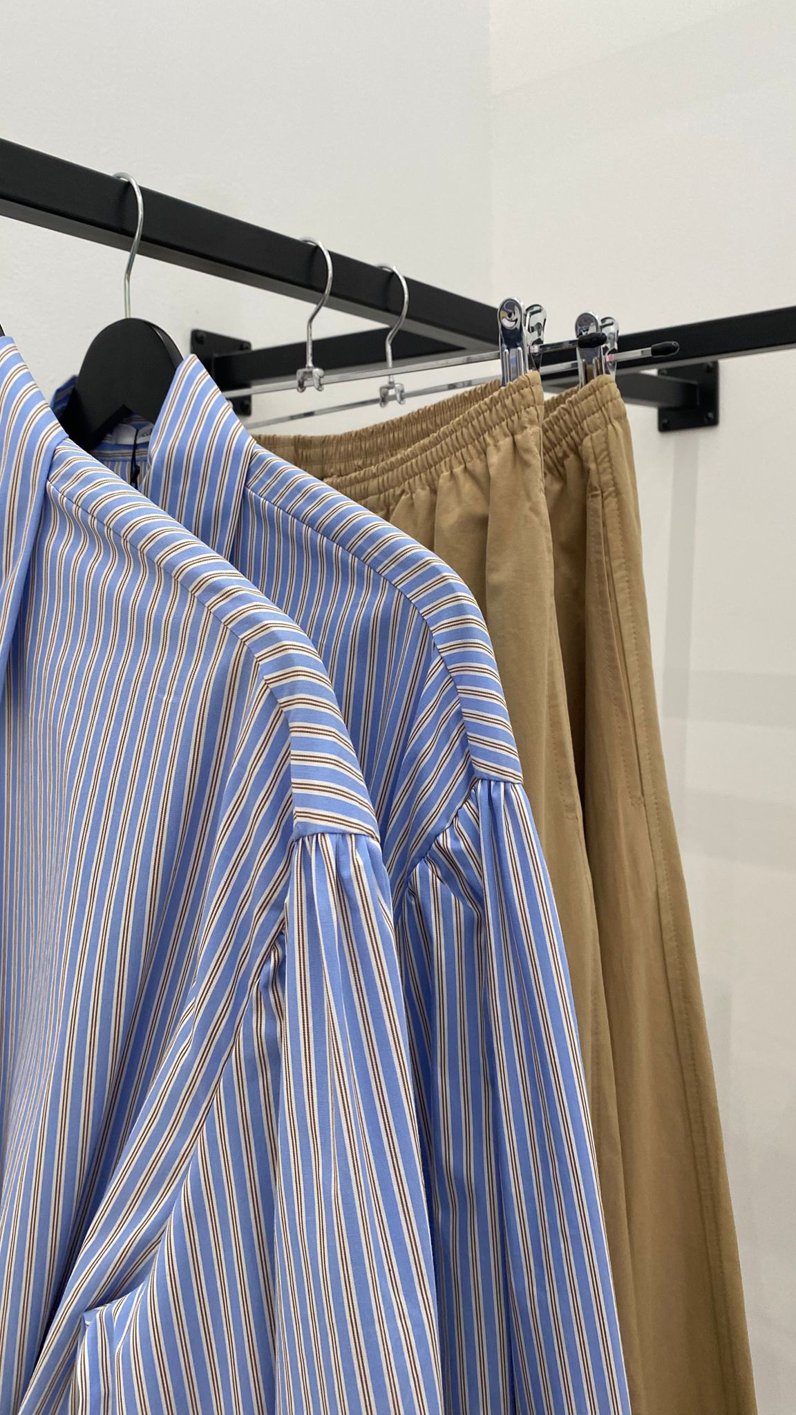 Blusa con lazada lateral