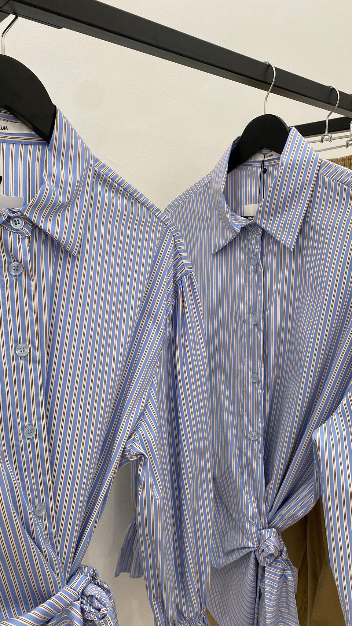 Blusa con lazada lateral