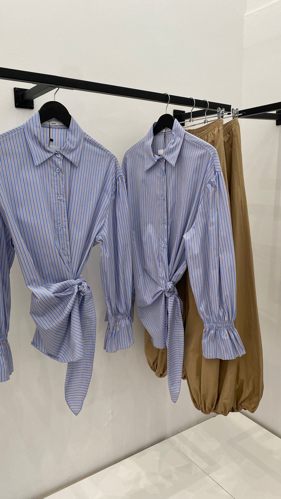 Blusa con lazada lateral